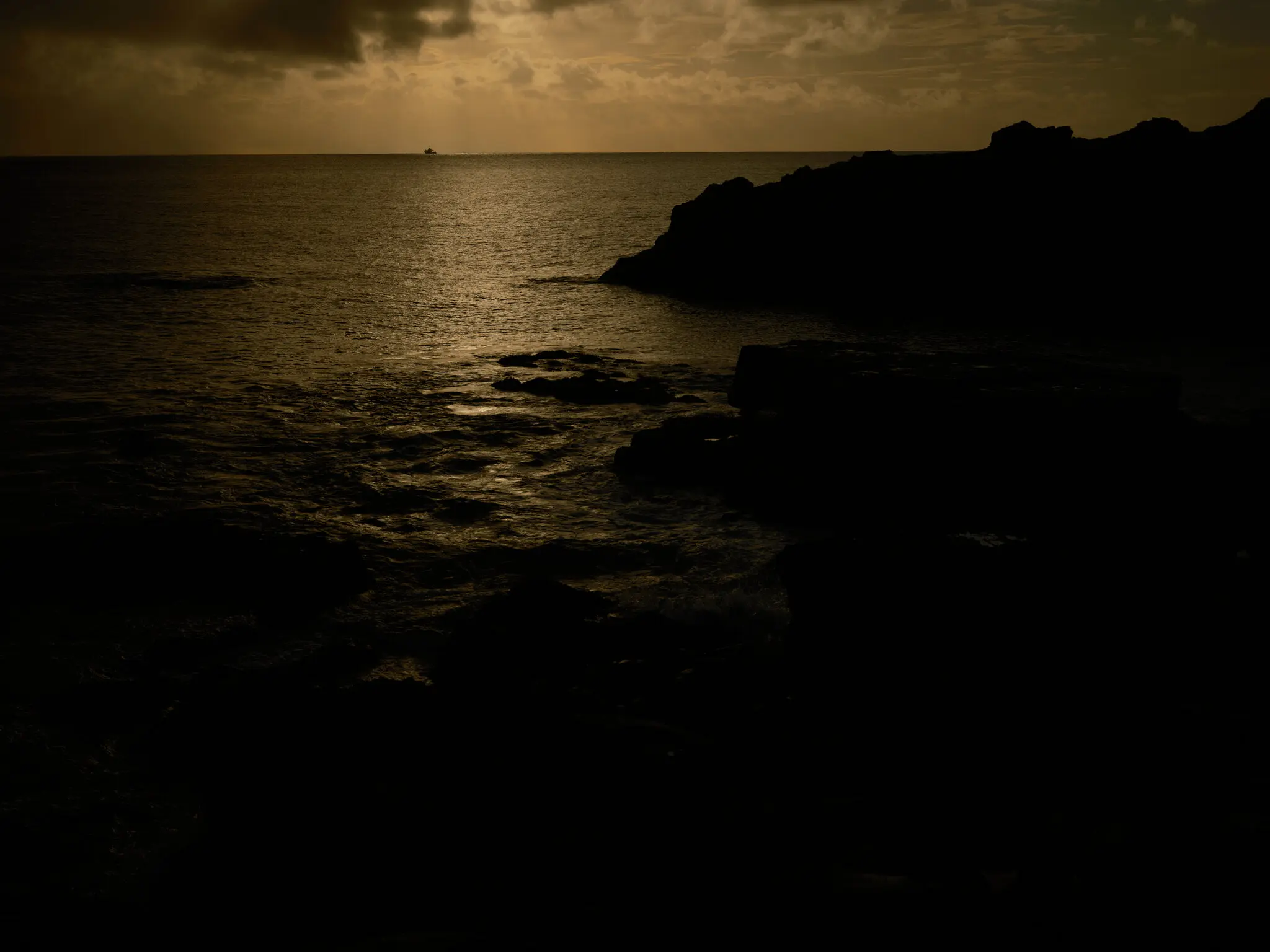 Самотнє рибальське судно проходить повз пляж Гарріс на острові Рам.